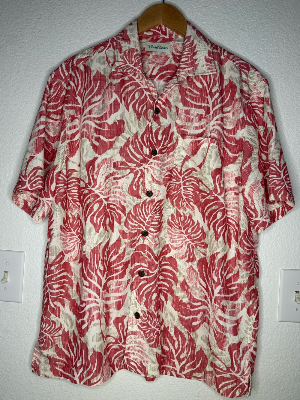 Caribbean Tropical Leaf Print Button Front Camp Shirt Muted Red Men’s Size Large